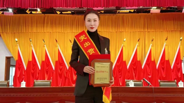 熱烈祝賀集團總經理張娟在李滄區(qū)“作風能力提升年”活動中，獲評“突出貢獻個人”榮譽稱號